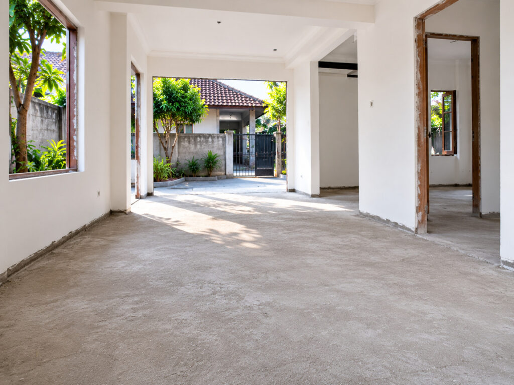 Area renovasi rumah yang bersih setelah proses buang puing selesai.