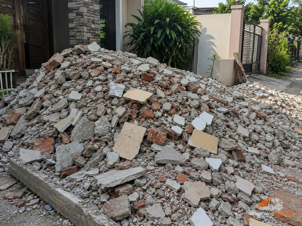 Tumpukan puing bongkaran bangunan seperti bata dan keramik yang perlu diangkut jasa buang puing
