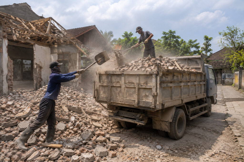 Dump truck UrugPuingJogja.id mengangkut puing bongkaran bangunan dari lokasi proyek di Jogja