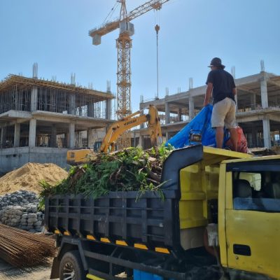 Jasa buang puing dan bongkar bangunan di Jogja menggunakan armada dump truck UrugPuingJogja.id